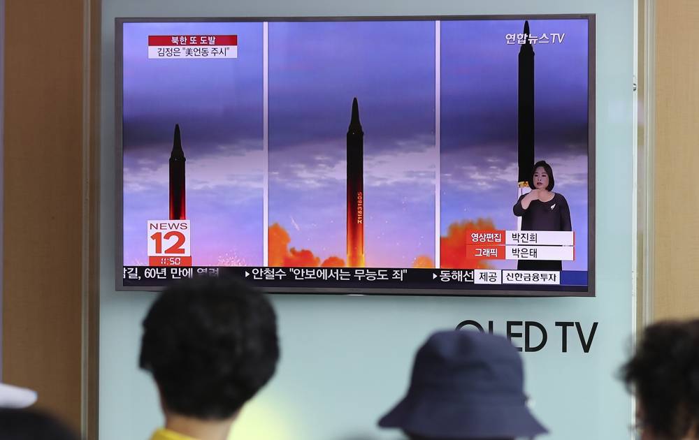 La gente mira una pantalla de televisión que muestra un programa de noticias local que informa sobre el lanzamiento de misiles de Corea del Norte en la estación de tren de Seúl en Seúl, Corea del Sur, el miércoles 30 de agosto de 2017. Al disparar un misil sobre Japón y colocar el Asia-Pacífico, incluido el territorio de EE. UU. Guam, en aviso de pruebas cada vez más ambiciosas, el Norte se ha ganado un mayor espacio para más pruebas de armas que Washington y Seúl consideran provocativas. (Foto AP / Lee Jin-man)