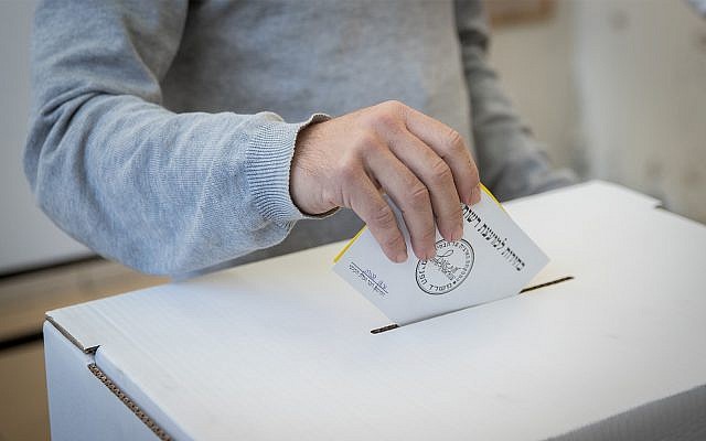 lustrativo: un hombre echa su voto en una mesa de votación en las elecciones municipales de Israel, el 30 de octubre de 2018, en Jerusalén. (Yonatan Sindel / Flash90)