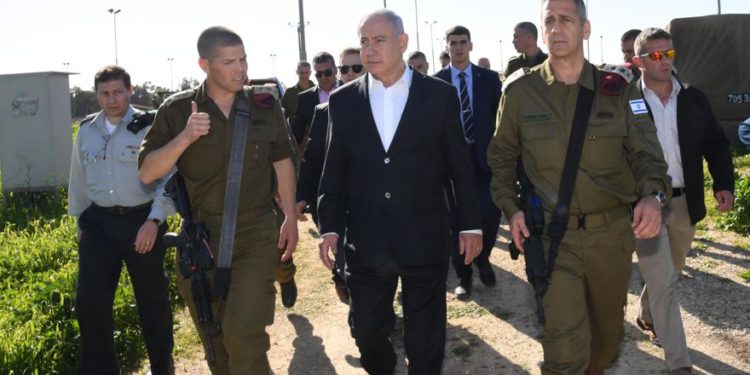 El primer ministro Benjamin Netanyahu (C) visitó un depósito de armas en la base de las FDI de Sirkin en el centro de Israel, 30 de enero de 2019. (Haim Tzach / GPO)