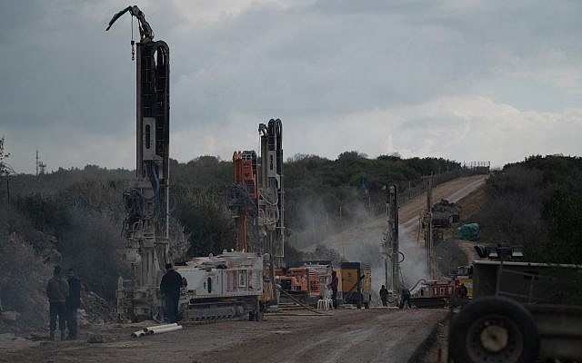 Las tropas israelíes buscan túneles de ataque excavados en Israel desde el sur del Líbano que el ejército israelí cree que Hezbolá planeó usar en futuras guerras, en enero de 2019. (Fuerzas de Defensa de Israel)