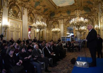 El presidente Reuven Rivlin habla en la inauguración de una exposición del museo dedicada a los diplomáticos que salvaron a los judíos durante el Holocausto en París, Francia, el 24 de enero de 2019. (Haim Zach / GPO)