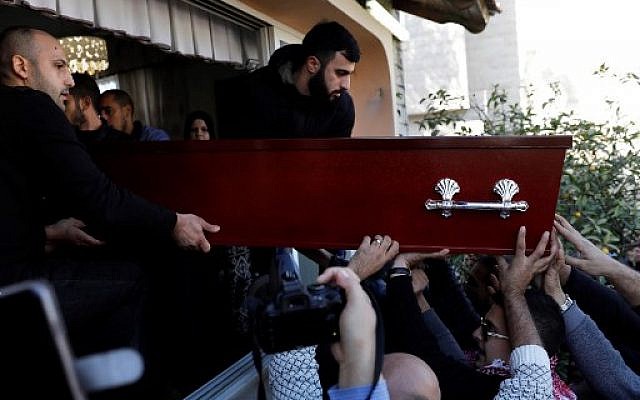 Los dolientes llevan el ataúd de la estudiante israelí Aya Maasarwe durante su funeral en la ciudad norteña de Baqa al-Gharbiya el 23 de enero de 2019 (Ahmad GHARABLI / AFP)