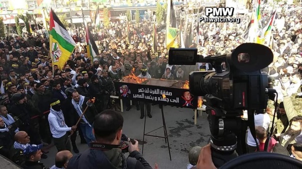 Vicepresidente de Fatah participa en la quema de un ataúd con fotografías de Trump y Netanyahu