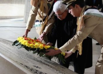 El líder de la Autoridad Palestina, Mahmoud Abbas, pone una ofrenda floral sobre la tumba del fallecido líder palestino Yasser Arafat en Ramallah, el 11 de noviembre de 2012. Crédito: Issam Rimawi / Flash90.