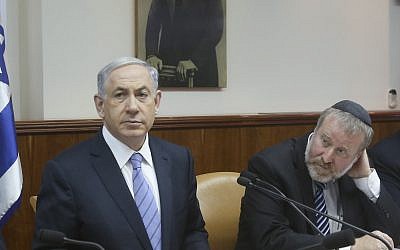 El primer ministro, Benjamin Netanyahu, izquierda, y Avichai Mandelblit en una reunión de gabinete el 4 de enero de 2015. (Marc Israel Sellem / POOL / Flash90)