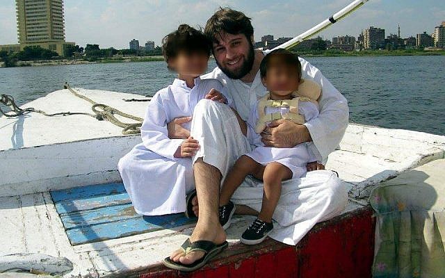Yahya al-Bahrumi, con dos de sus hijos y los de Joya, en Egipto en aproximadamente 2011 (Cortesía)