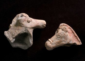 Lluvia torrencial descubre 2 raras estatuas de caballos, de 2,000 años de edad, en el norte de Israel