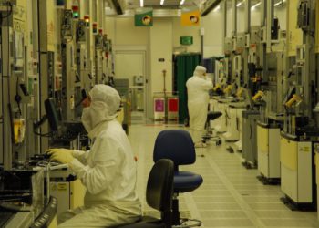 Trabajadores en la planta de Intel Kiryat Gat (Cortesía)