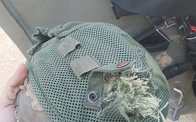 El casco de un oficial de las FDI que fue alcanzado por una bala de francotirador durante un motín en la frontera de Gaza el 22 de enero de 2019. (Cortesía)