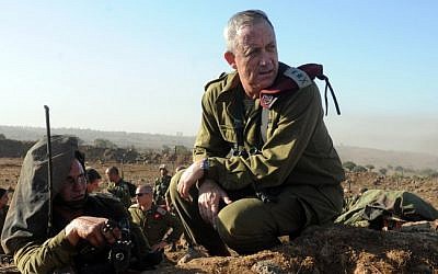 El Jefe de Estado Mayor de las FDI, el teniente general Benny Gantz en acción durante un ejercicio de fuego en vivo para los comandantes del batallón del ejército israelí que tienen lugar en los Altos del Golán, el 4 de septiembre de 2012. (Shay Wagner / Fuerzas de Defensa de Israel / FLASH90)