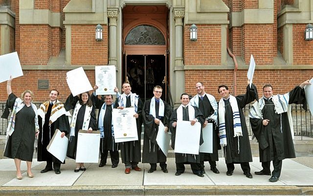 Ilustrativo: los rabinos recién ordenados de la clase de 2013 de la Unión Hebrea en Cincinnati celebran con sus certificados de ordenación fuera del histórico Templo de Plum Street. (Janine Spang / JTA)