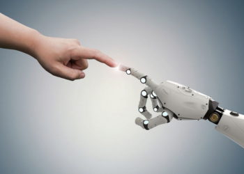 Una imagen ilustrativa de un robot y una mano humana (PhonlamaiPhoto; iStock by Getty Images)