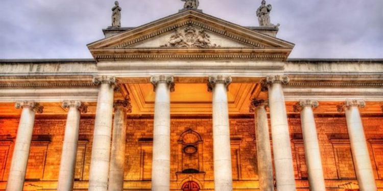 Edificio del Parlamento irlandés en Dublín iStock