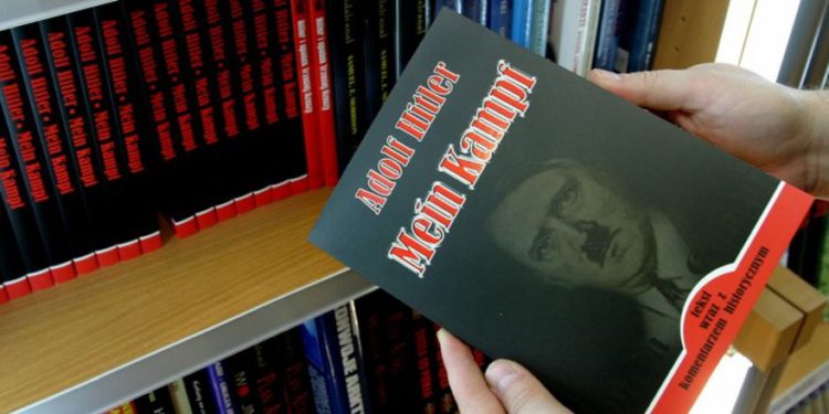 Un cliente tiene una copia en polaco del "Mein Kampf" de Adolf Hitler en una librería en Wroclaw, el 23 de febrero de 2005. Foto: Reuters / Pierre Logwin PA / WS.