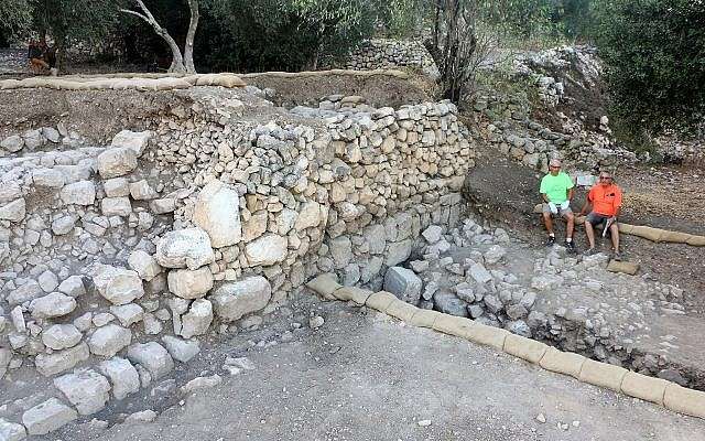 En Kiriath-Jearim, excavación de un conjunto de terrazas a lo largo de la pendiente sureste del montículo. (Excavaciones de la familia Shmunis en Kiriath-Jearim)