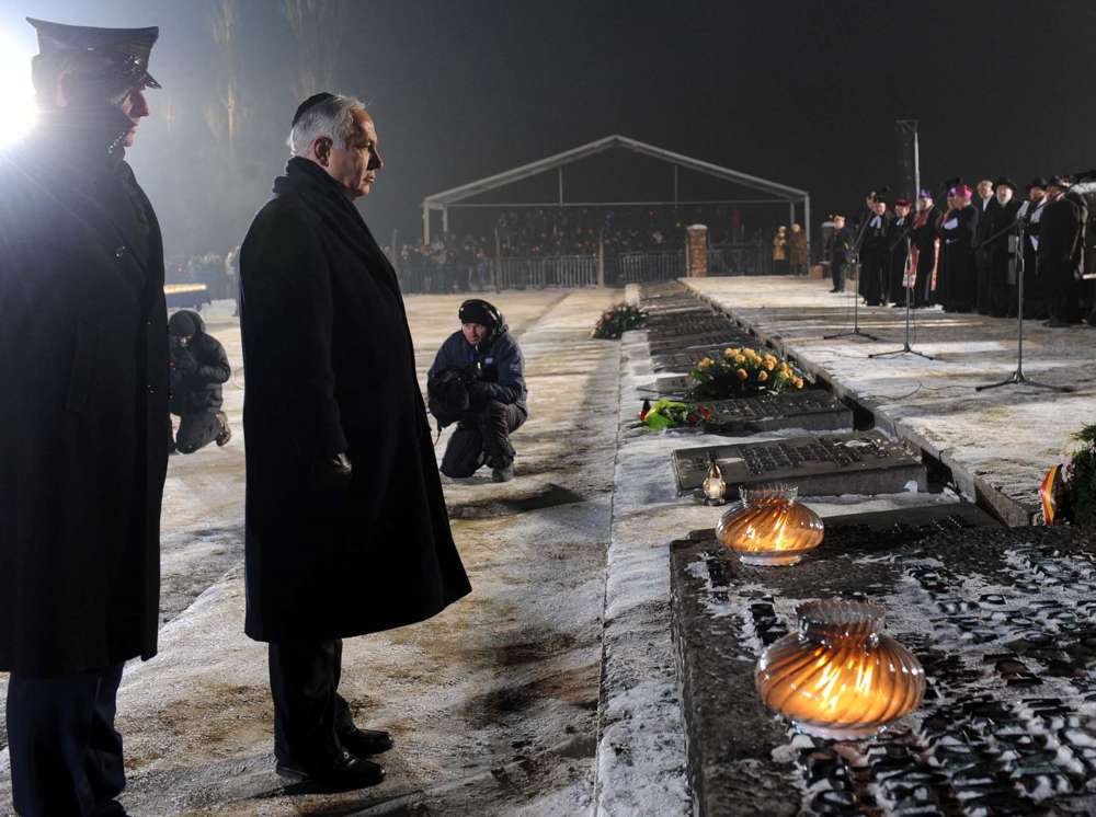 El primer ministro Benjamin Netanyahu depositó una ofrenda floral en una ceremonia conmemorativa del 65 aniversario de la liberación del campo de Auschwitz y en honor a las víctimas del Holocausto, en Auschwitz Birkenau, Polonia, en el Día Internacional de Conmemoración del Holocausto. 27 de enero de 2010. (Avi Ohayon / GPO / Flash 90)