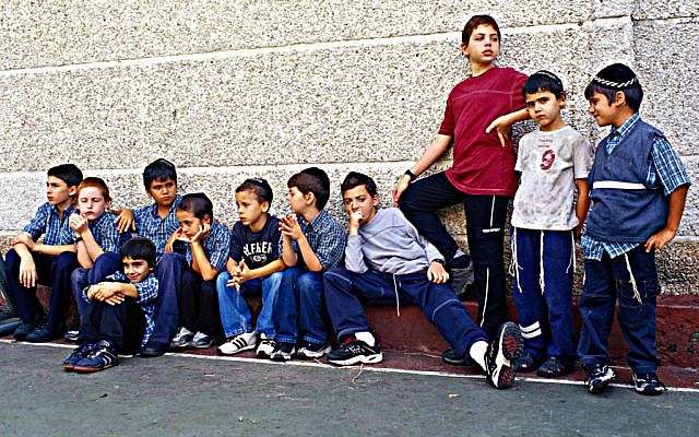 Niños judíos fuera de una escuela de Caracas en 2005 (Crédito de foto: Serge Attal / Flash90)