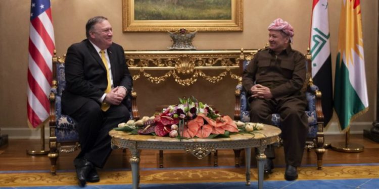 El secretario de Estado de los EE. UU., Mike Pompeo (L), se reúne con Masoud Barzani, líder del Partido Demócrata del Kurdistán, en Erbil, Irak, el 9 de enero de 2019. Foto: Andrew Caballero-Reynolds / Pool a través de Reuters.