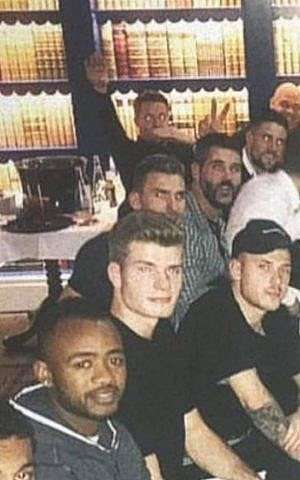 Una captura de pantalla de una imagen publicada en Instagram y luego eliminada por Max Meyer que parece mostrar al portero de Crystal Palace Wayne Hennessey (atrás a la izquierda) haciendo un saludo nazi. (Captura de pantalla / Instagram)