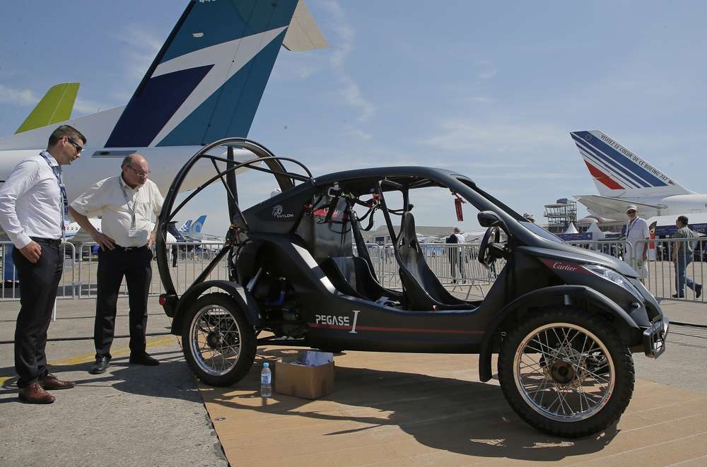 Ilustrativo: visitantes miran el auto volador Pegasus 1, construido por el empresario francés Jerome Dauffy en el Salón Aeronáutico de París, en Le Bourget, al este de París, Francia, el martes 20 de junio de 2017 en París. (Foto AP / Michel Euler)