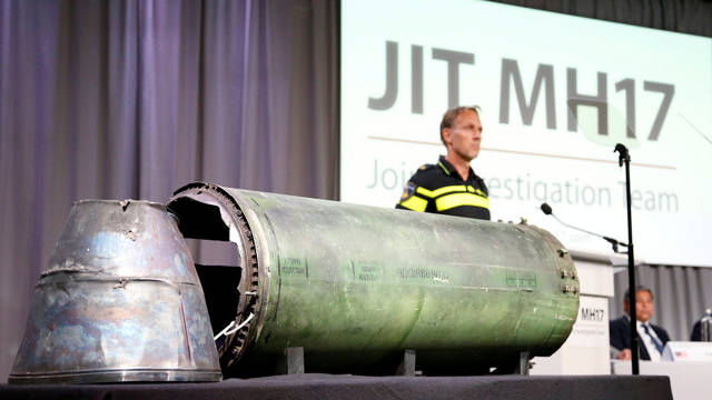 Los restos del misil que fuerzas pro rusas lanzaron desde Ucrania y derribó a un vuelo de Malysia Airlines son exhibidos durante una conferencia del Equipo Conjunto de Investigación (JIT, en inglés) (Reuters)
