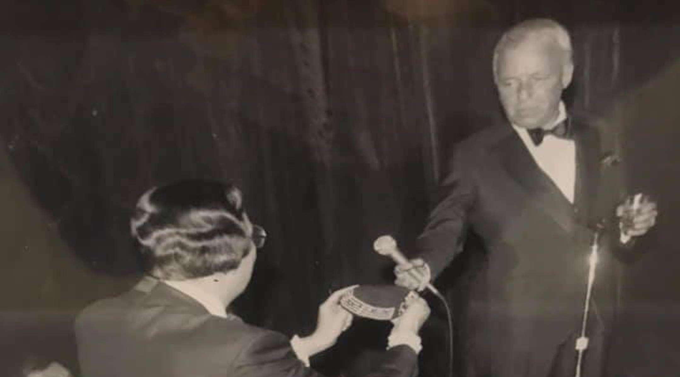 Sonny Schwartz, uno de los organizadores de una recaudación de fondos de 1981 para la Academia Hebrea del Condado de Atlantic, NJ, le presenta a Frank Sinatra una Kipá personalizada en el evento, que se celebra en un hotel kosher en Atlantic City. (Cortesía de Pauline Schwartz)