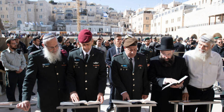 Maj. Gen Aviv Kochavi (CR) y Maj. Gen. Gadi Eisenkot (L) en el Muro Occidental (Unidad de Portavoces de las FDI)