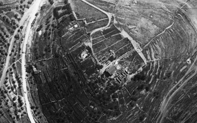 Vista aérea del sitio, tomada por la fuerza aérea bávara en 1918, mirando hacia el norte. Tenga en cuenta las grandes terrazas occidentales y orientales. El edificio moderno es la antigua casa del convento; al Norte se encuentran los cimientos del sector norte del albergue (la iglesia aún no se construyó). (Cortesía de las Excavaciones de la Familia Shmunis en Kiriath-Jearim)