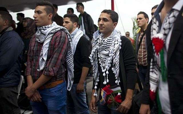 En esta foto de archivo del 6 de noviembre de 2014, los estudiantes palestinos asisten a una ceremonia de bienvenida en el aeropuerto Simón Bolívar en Maiquetia, Venezuela. Los estudiantes palestinos fueron recibidos como celebridades al llegar a Caracas. El presidente Nicolás Maduro destacó su importancia simbólica durante un discurso transmitido por todo el país. (Foto AP / Ariana Cubillos, Archivo)