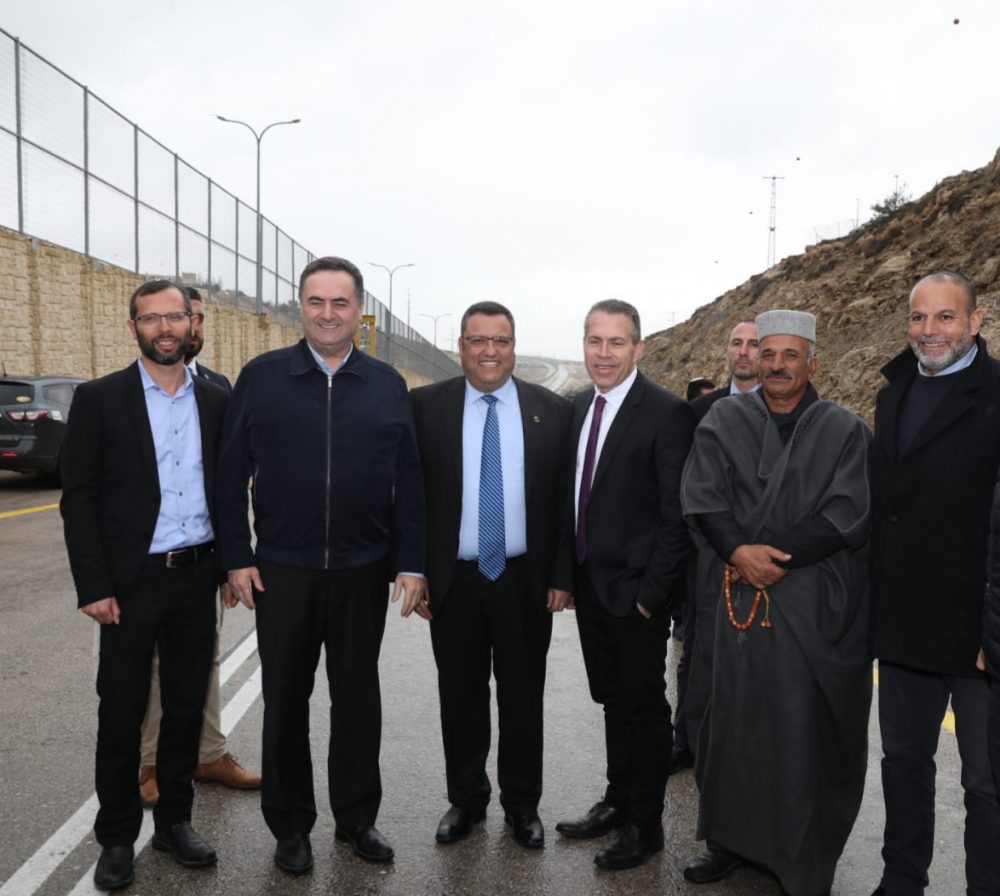 En la nueva Ruta 4370 están, comenzando en segundo lugar desde la izquierda: el Ministro de Transporte de Israel, Israel Katz, el Alcalde de Jerusalén, Moshe Lion, el Ministro de Seguridad Interna, Gilad Erdan, el "mukhtar" (líder espiritual musulmán) de Anata y el líder empresarial retirado Akram Abdel- Rachman Crédito: Cortesía.