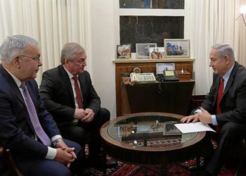El primer ministro Benjamin Netanyahu (derecha) mantiene conversaciones centradas en Irán y Siria con el enviado especial para asuntos sirios del presidente ruso Vladimir Putin, Alexander Lavrentiev (centro) y el viceministro ruso de Relaciones Exteriores, Sergey Vershinin (izquierda) en su oficina en Jerusalén, el 29 de enero de 2019 . (Amos Ben-Gershom / GPO)