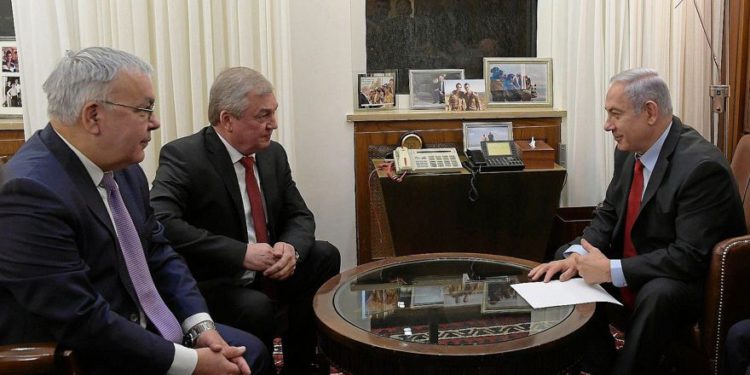 El primer ministro Benjamin Netanyahu (derecha) mantiene conversaciones centradas en Irán y Siria con el enviado especial para asuntos sirios del presidente ruso Vladimir Putin, Alexander Lavrentiev (centro) y el viceministro ruso de Relaciones Exteriores, Sergey Vershinin (izquierda) en su oficina en Jerusalén, el 29 de enero de 2019 . (Amos Ben-Gershom / GPO)