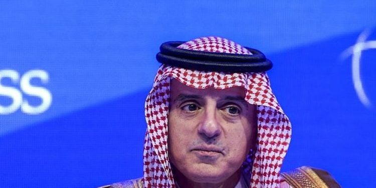 El Ministro de Relaciones Exteriores de Arabia Saudita, Adel Al-Jubeir, se dirige al 14º Instituto Internacional para Estudios Estratégicos (IISS), Manama Dialogue, en la capital de Bahrein, Manama, el 27 de octubre de 2018. (Stringer / AFP)