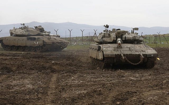 Los tanques israelíes Merkava toman posiciones en los Altos del Golán, el 20 de enero de 2019. (Jalaa Marey / AFP)