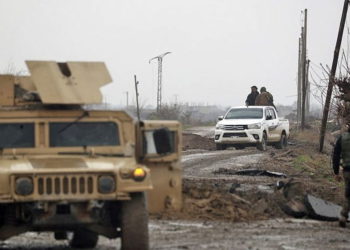 Una foto tomada el 27 de enero de 2019, en la aldea de al-Susah, en el campo de la provincia de Deir Ezzor, en el este de Siria, cerca de la frontera con Irak, muestra a combatientes de las Fuerzas Democráticas Sirias (SDF) lideradas por los kurdos que se dirigen a la línea del frente con El grupo del Estado Islámico yihadistas (Delil SOULEIMAN / AFP).
