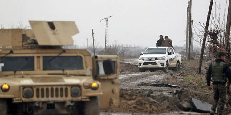 Una foto tomada el 27 de enero de 2019, en la aldea de al-Susah, en el campo de la provincia de Deir Ezzor, en el este de Siria, cerca de la frontera con Irak, muestra a combatientes de las Fuerzas Democráticas Sirias (SDF) lideradas por los kurdos que se dirigen a la línea del frente con El grupo del Estado Islámico yihadistas (Delil SOULEIMAN / AFP).
