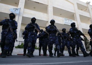 Los policías palestinos participan en una sesión de capacitación en su sede en la ciudad cisjordana de Hebrón el 30 de enero de 2019. (HAZEM BADER / AFP)