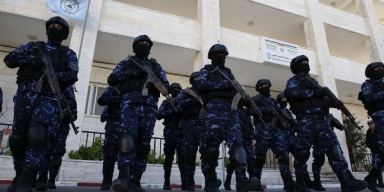 Los policías palestinos participan en una sesión de capacitación en su sede en la ciudad cisjordana de Hebrón el 30 de enero de 2019. (HAZEM BADER / AFP)