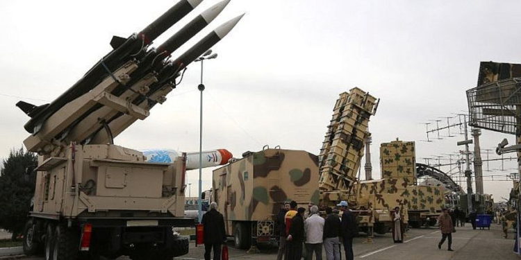 Los iraníes visitan una exhibición de armamento y equipo militar en la capital, Teherán, en febrero 2, 2019, organizada con motivo del 40 aniversario de la revolución iraní. (Atta Kenare / AFP)