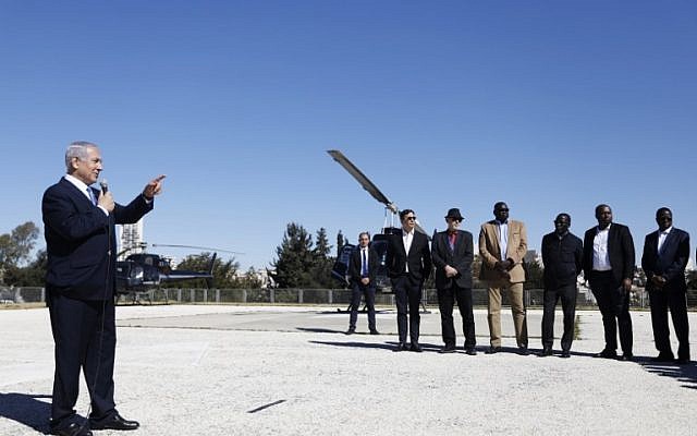 El Primer Ministro Benjamin Netanyahu informa a una delegación de embajadores ante las Naciones Unidas, en un helipuerto en la Knesset en Jerusalén, el 3 de febrero de 2019. (RONEN ZVULUN / POOL / AFP)