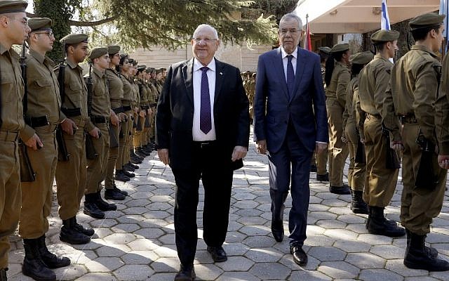 El presidente Reuven Rivlin (CL) y su homólogo austriaco Alexander Van der Bellen (CR) revisan a la guardia de honor durante una ceremonia de bienvenida en el recinto presidencial en Jerusalén el 4 de febrero de 2019. (Gali Tibbon / AFP)