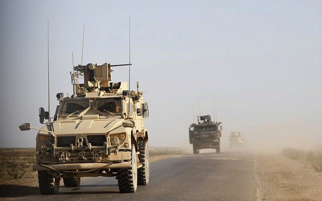 Esta foto, tomada el 31 de enero de 2019, muestra vehículos militares blindados de los Estados Unidos patrullando en el campo de la provincia oriental de Deir Ezzor, en Siria. (Delil Souleiman / AFP)