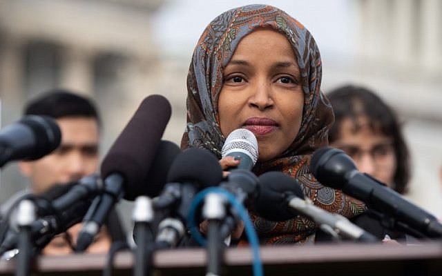 La representante demócrata, Ilhan Omar, de Minnesota, habla en una conferencia de prensa pidiendo al Congreso que recorte los fondos para el Servicio de Inmigración y Aduanas de los EE. UU.