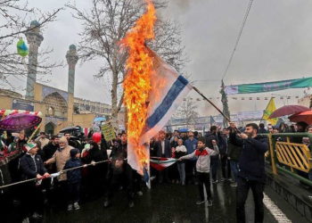 Los iraníes queman banderas israelíes durante las conmemoraciones en la capital de Teherán del 40 aniversario del Islam el 11 de febrero de 2019. (Atta Kenare / AFP)