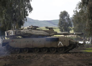 El 12 de febrero de 2019, un tanque Merkava del ejército israelí participa en un ejercicio militar en los Altos del Golán anexados a Israel. (Foto de JALAA MAREY / AFP)