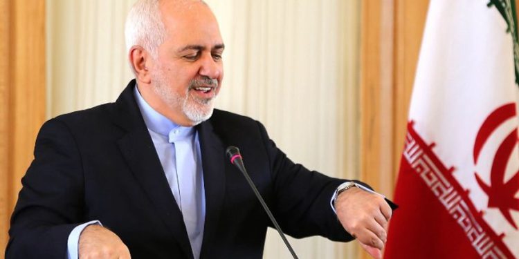 El ministro de Relaciones Exteriores de Irán, Mohammad Javad Zarif, revisa su reloj durante una conferencia de prensa en Teherán, el 13 de febrero de 2019. (ATTA KENARE / AFP)