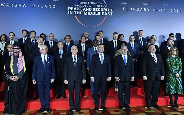 El ministro de Relaciones Exteriores de Polonia, Jacek Czaputowicz, el vicepresidente de los EE. UU., Mike Pence, el presidente de Polonia, Andrzej Duda, el primer ministro, Benjamin Netanyahu, y el secretario de Estado de los EE. UU., Mike Pompeo, posan para una foto de familia en la conferencia sobre Paz y Seguridad en el Medio Oriente en Varsovia, el 13 de febrero. , 2019. (Janek SKARZYNSKI / AFP)