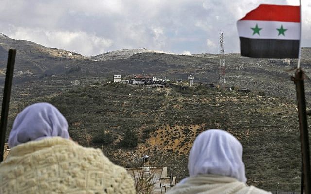 Las mujeres drusas que residen en Majdal Shams en los Altos del Golán miran al otro lado de la frontera el 14 de febrero de 2019 (JALAA MAREY / AFP)