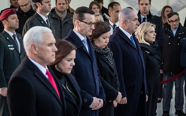 El vicepresidente de los Estados Unidos, Mike Pence, su esposa Karen, el primer ministro de Polonia, Mateusz Morawiecki, su esposa Iwona y el primer ministro de Israel, Benjamin Netanyahu, junto a su esposa Sara, aparecen en una ceremonia de ofrenda floral en el Ghetto Heroes Monument en Varsovia, Polonia, el 14 de febrero. 2019. (Wojtek Radwanski / AFP)