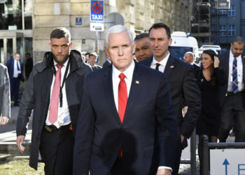 El vicepresidente de los EE. UU., Mike Pence (C), cruza una calle para hacer una declaración frente al hotel Bayerischer Hof en la 55ª Conferencia de Seguridad de Munich en Munich, sur de Alemania, el 16 de febrero de 2019. (THOMAS KIENZLE / AFP)